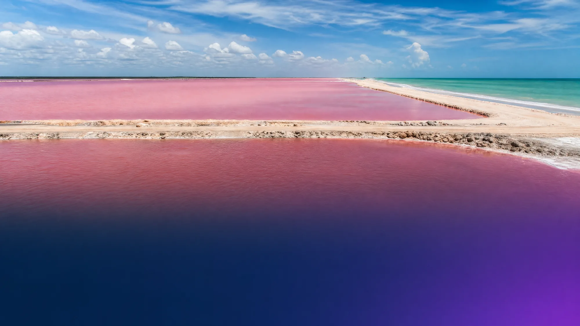 Erkunden Sie aktive Meerwassersalz-Verdunstungsbecken, die für ihr leuchtend fuchsienfarbenes Wasser bekannt sind. Der Zugang ist nur im Rahmen einer obligatorischen Führung durch die geschützte Anlage möglich.